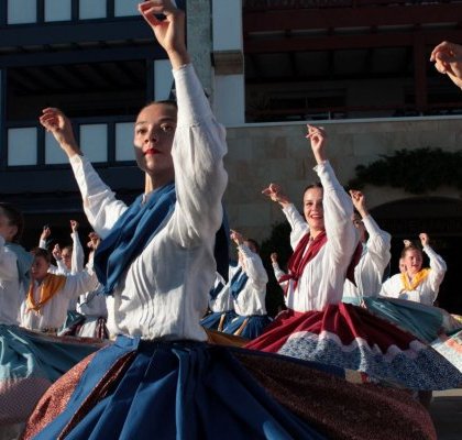 Euskal Herriko bideak - Chant Bestalariak et danse Leinua Konpainia @ Pôle Culturel Ev@sion